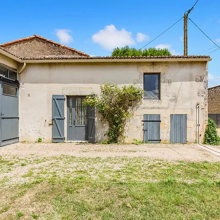 1 Bedroom Cozy In Nyaraló *